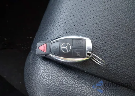 2011 Mercedes-Benz Glk 350 4Matic z USA, uszkodzony, nr VIN WDCGG8HBXBF653458